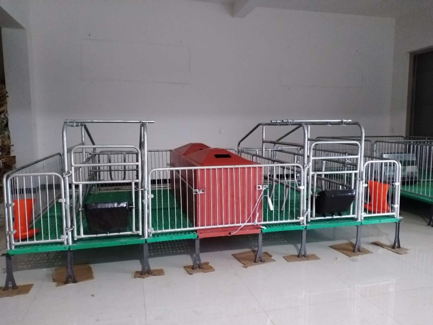 全復(fù)合板母豬分娩產(chǎn)床定位欄雙面食槽漏糞板電熱板