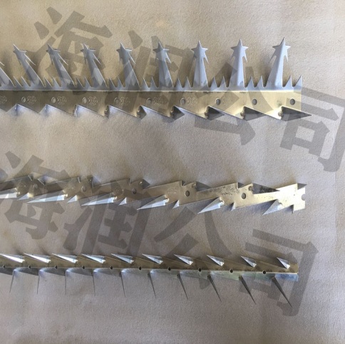 幼兒園學(xué)校墻頭安全防護(hù)刺釘 門(mén)口護(hù)欄圍欄防爬防盜刺釘