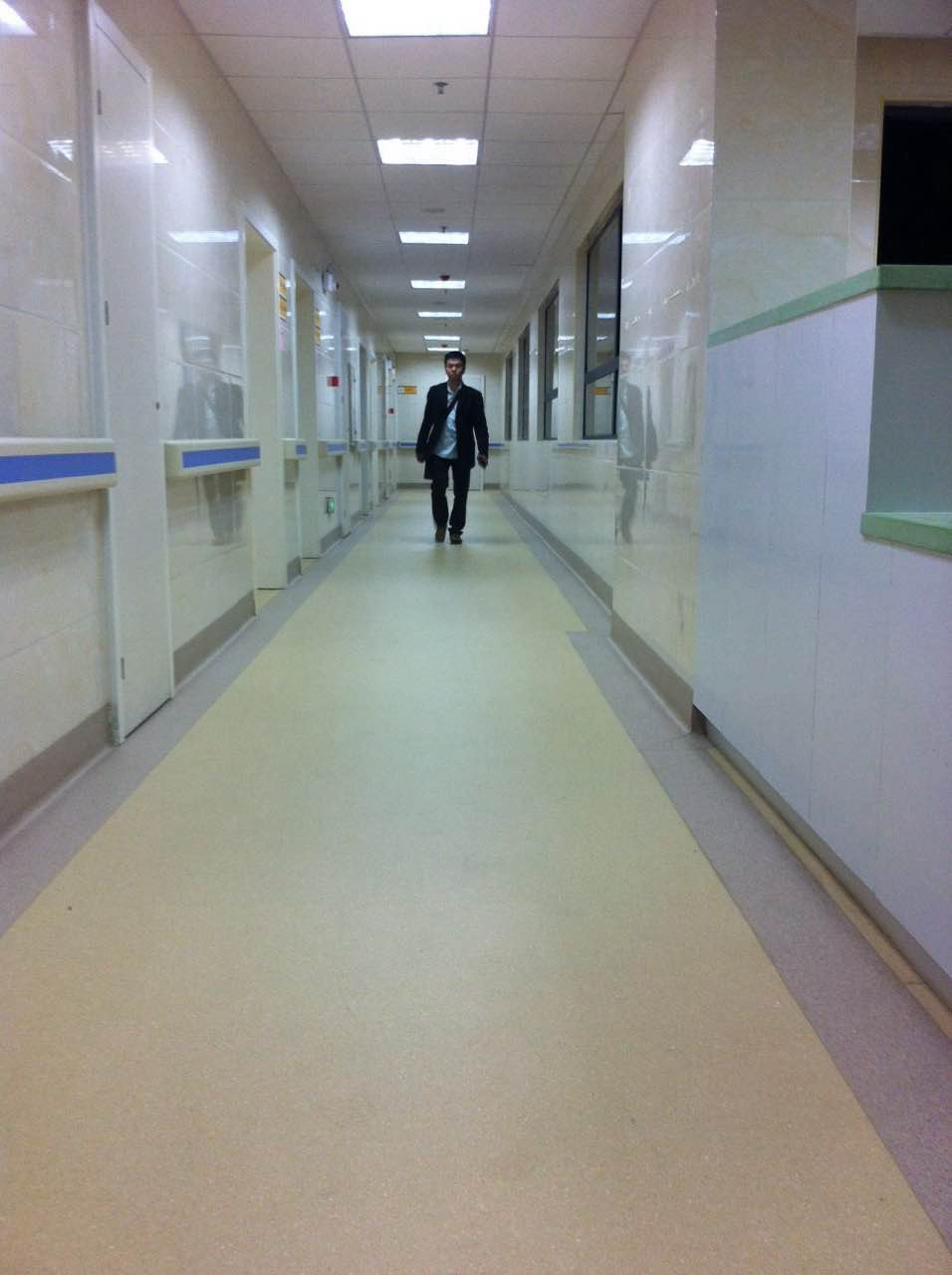 雅樂福醫(yī)院塑膠地板走廊PVC地膠凈化室同質(zhì)透心地板 防滑耐磨