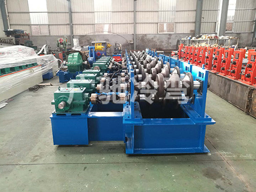 湖南護(hù)欄板修復(fù)機(jī)加工企業(yè)/東光廣馳農(nóng)業(yè)加工訂做護(hù)欄板整形機(jī)