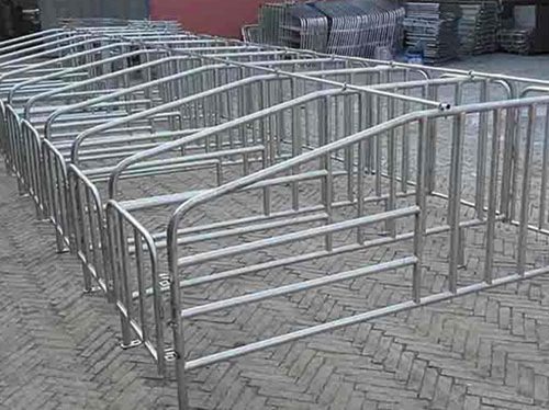 北京豬用定位欄定制_滄州萬(wàn)晟畜牧設(shè)備公司訂做熱鍍鋅管限位欄