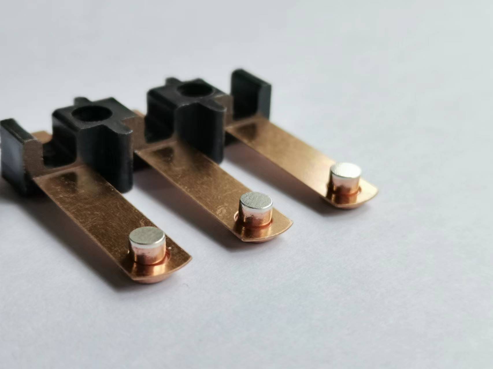 山東青海中功率繼電器復合帶材銀觸點釘腳1.2現貨供應