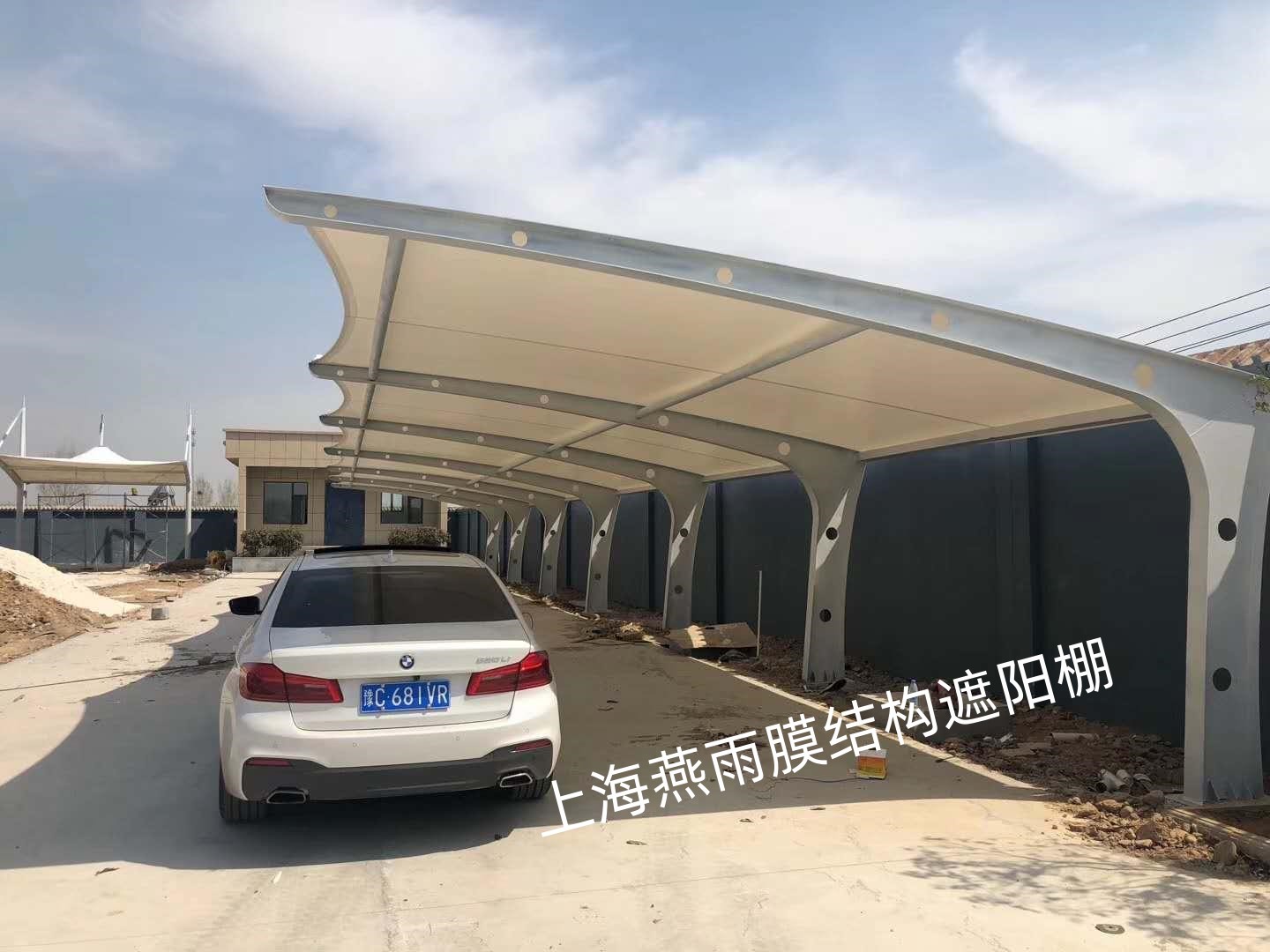 【汽車小轎車棚詢價】公司電動伸縮棚不違建 自行車停車場雨棚