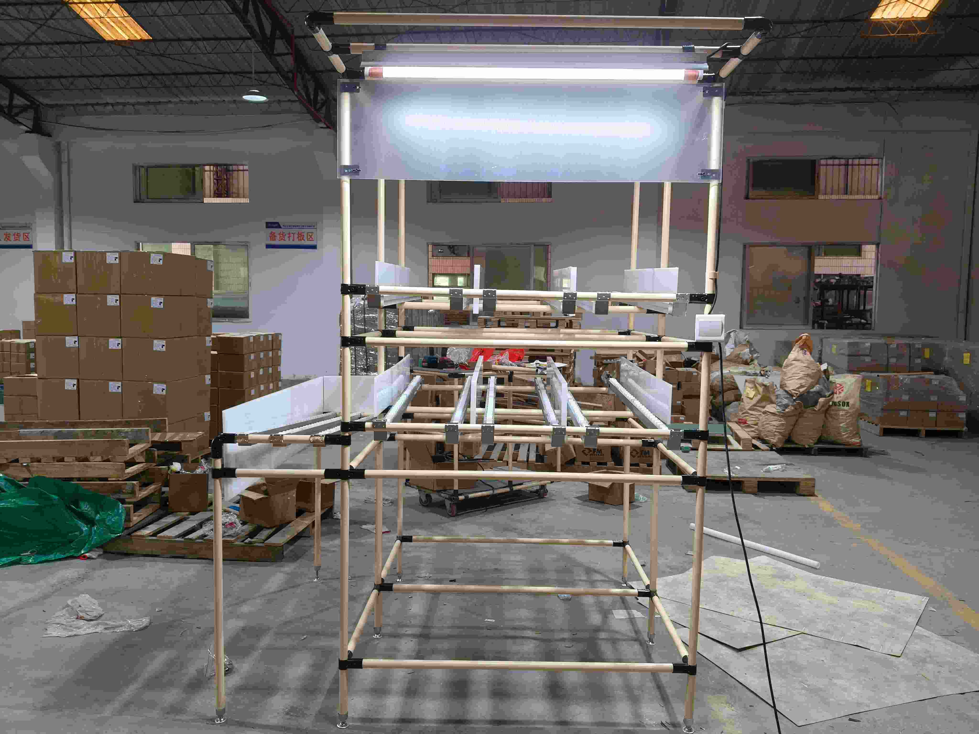 源頭工廠PE版流利條米黃色貨架組裝可拆復(fù)合管工作臺(tái)帶燈現(xiàn)貨定