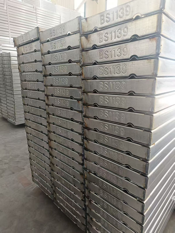 建筑熱鍍鋅筑鋼跳板廠家，任丘鑫匯盤(pán)扣腳手架走道板